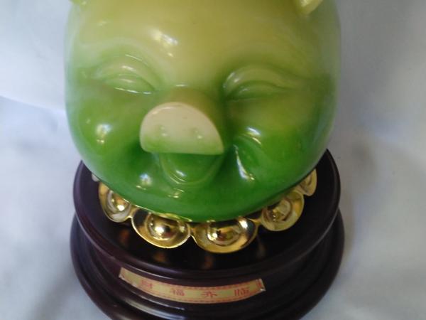 Китайська нефритова статуетка символ удачі та проц фото