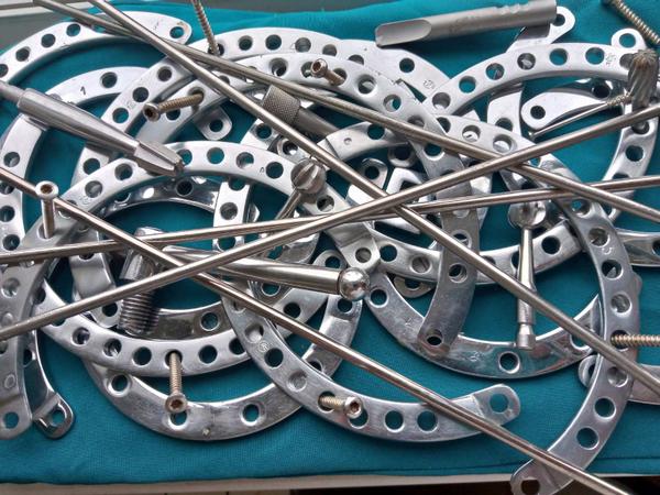 Ортопедичні елементи Апарата Ілізарова Кільця. photo