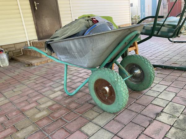 Тачка садова, окрім трави нічого не возила. фото