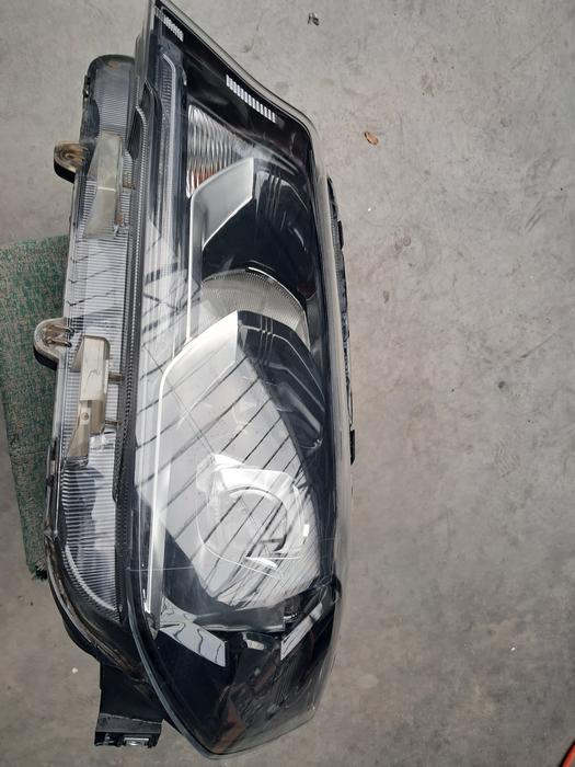 Ліва передня фара Peugeot Landtrek 2021 року фото 4