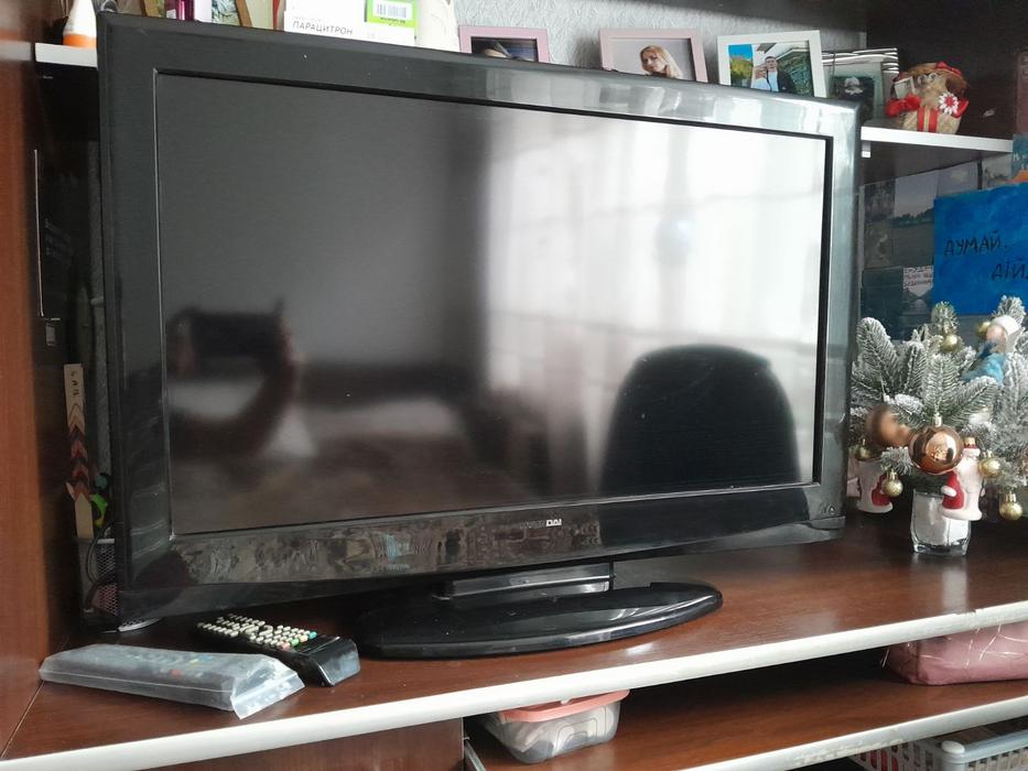 Крісло і теливізор фото 5