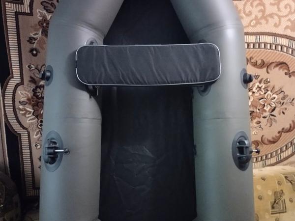 Надувний одномісний човен. фото