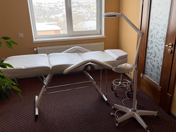 Кушетка для косметолога или массажиста photo