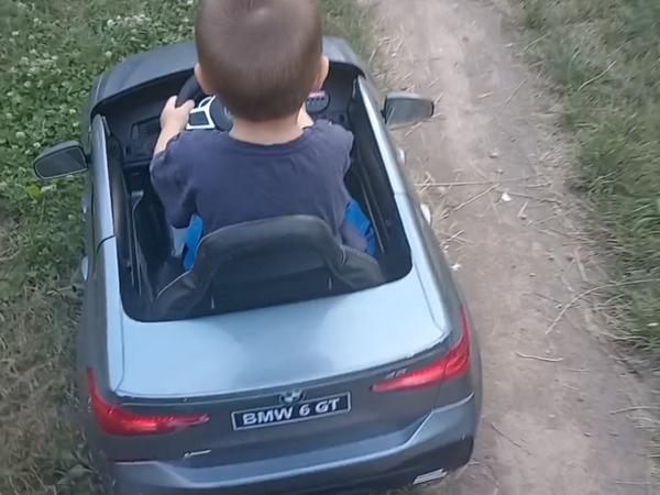 Дитячий електромобіль фото