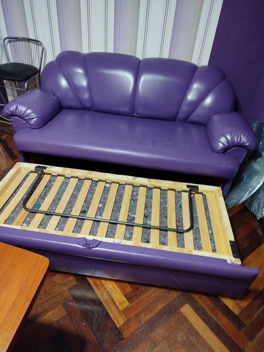 Продам шкіряний диван  фіолетового кольору фото 2
