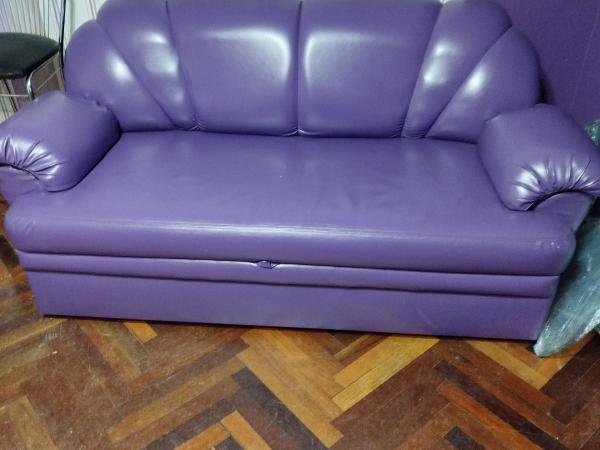 Продам шкіряний диван  фіолетового кольору фото