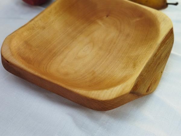 Дерев'яна таріль з живим краєм photo