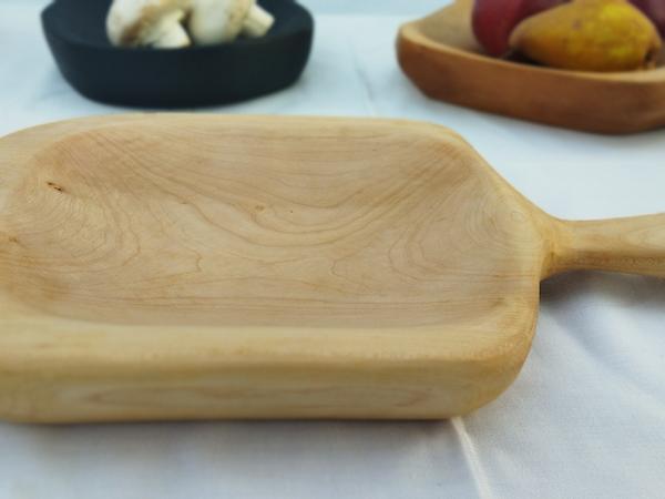 Дерев'яна таріль з ручкою. photo