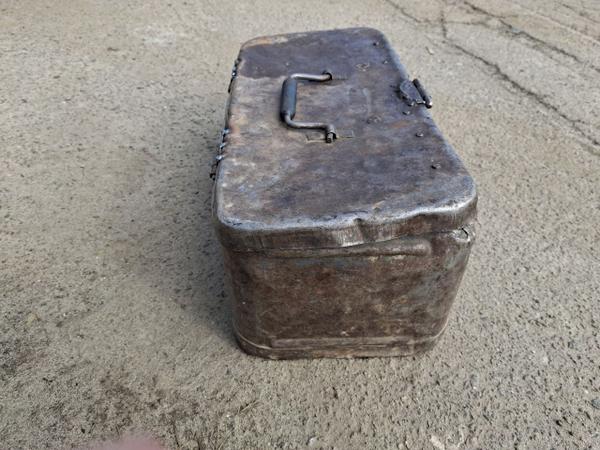 Металевий ящик photo