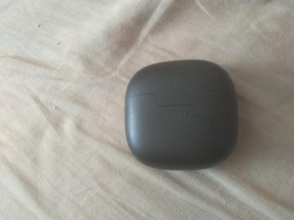 Футляр для подзарядки наушников фото