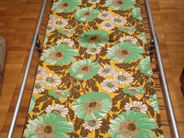 Портативне розкладне ліжко (розкладушка). фото