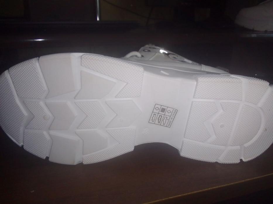 Продам Білі жіночі кросівки photo 3