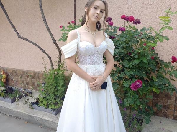 Випускна неймовірна сукня photo