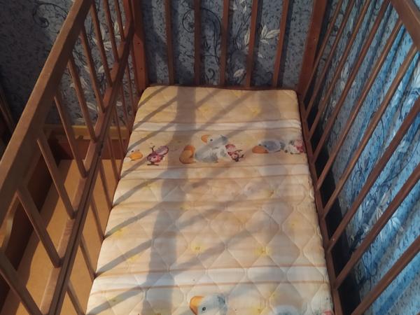 Продам дитяче ліжечко для немовлят,+ матрац фото