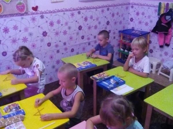 Дитячі столики . фото